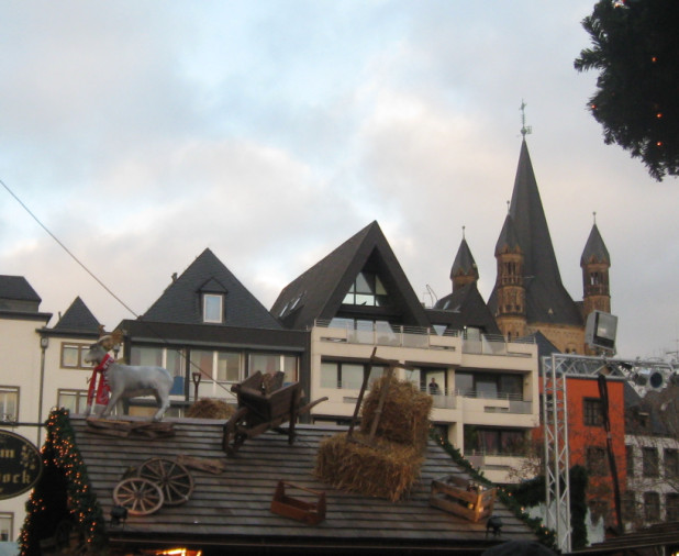 Праздничный и красивый город Кельн в преддверии Рождества.